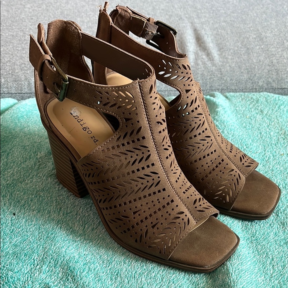 Indigo Brown Heeled Shoes with Perforated Design